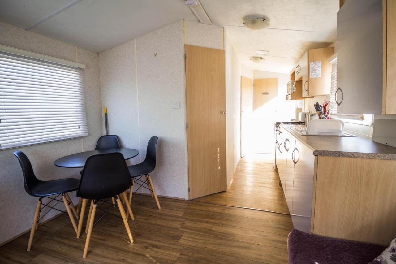 فندق 6 Berth Caravan With Decking At Martello Beach Holiday Park In Essex Ref 29016Y كْلانكتون أون سي المظهر الخارجي الصورة