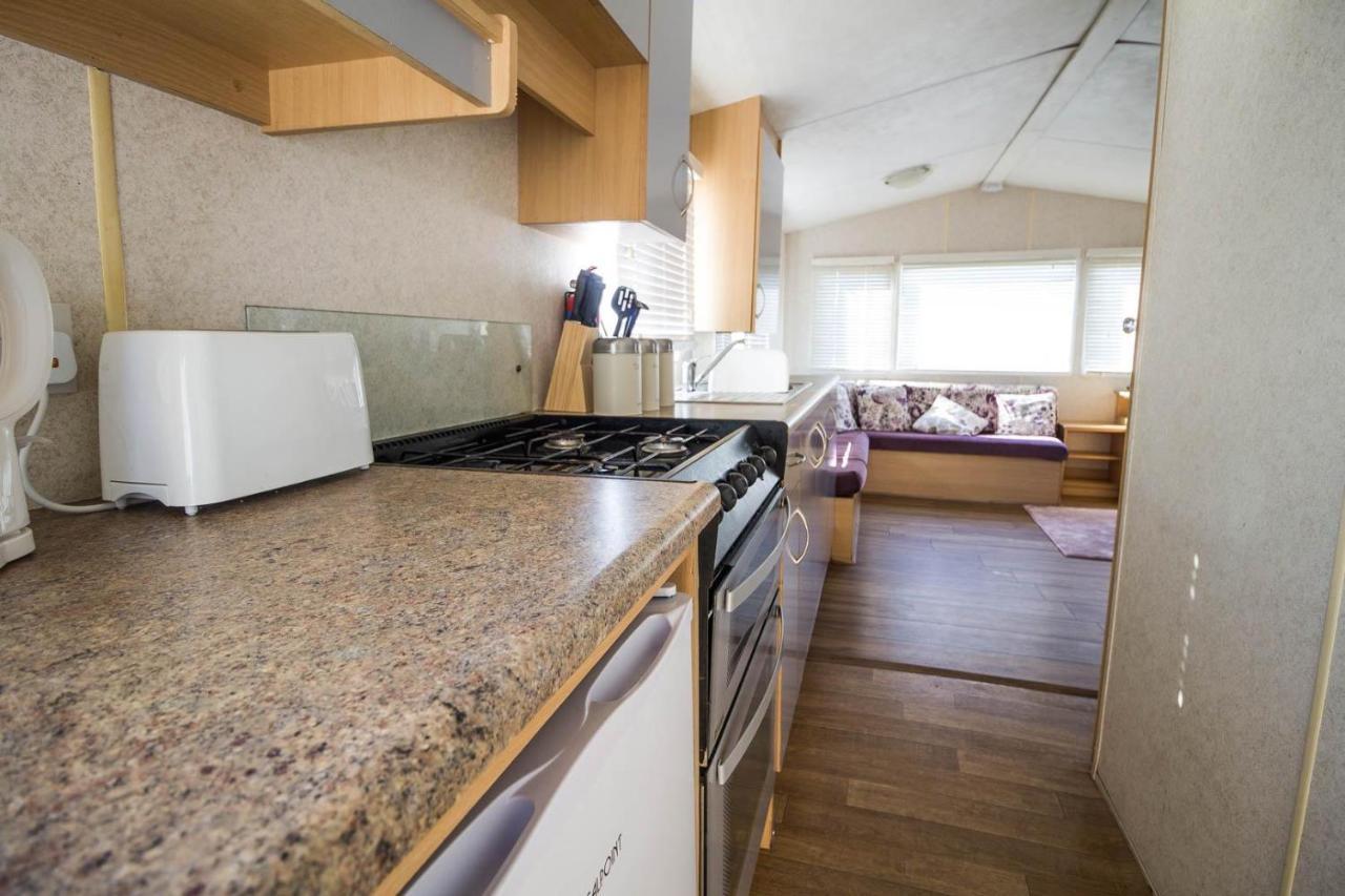 فندق 6 Berth Caravan With Decking At Martello Beach Holiday Park In Essex Ref 29016Y كْلانكتون أون سي المظهر الخارجي الصورة