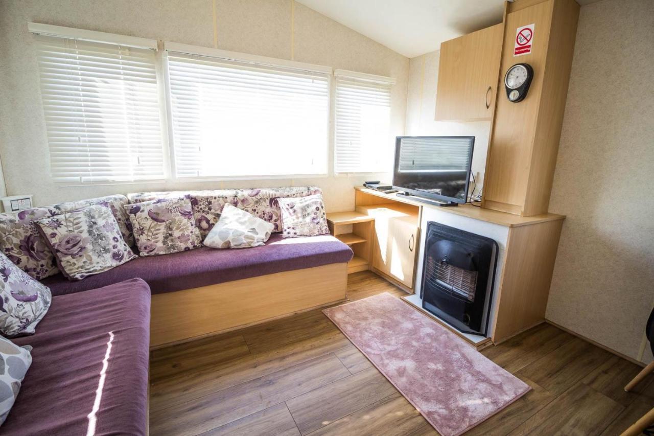 فندق 6 Berth Caravan With Decking At Martello Beach Holiday Park In Essex Ref 29016Y كْلانكتون أون سي المظهر الخارجي الصورة