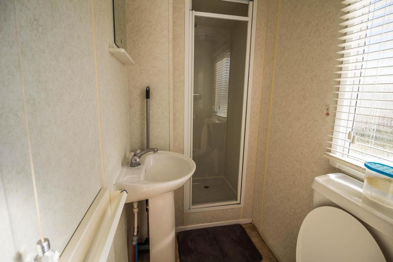 فندق 6 Berth Caravan With Decking At Martello Beach Holiday Park In Essex Ref 29016Y كْلانكتون أون سي المظهر الخارجي الصورة