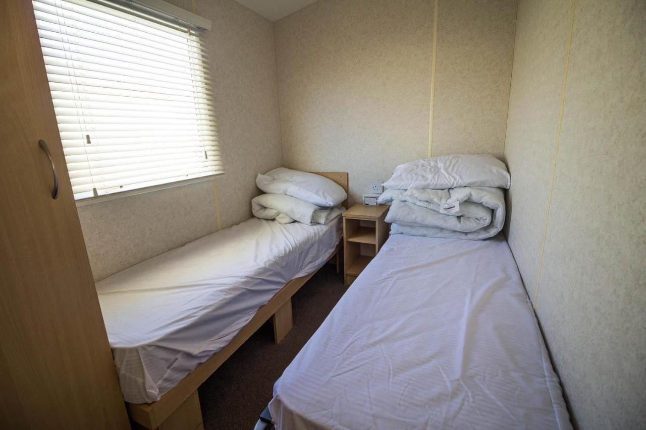 فندق 6 Berth Caravan With Decking At Martello Beach Holiday Park In Essex Ref 29016Y كْلانكتون أون سي المظهر الخارجي الصورة