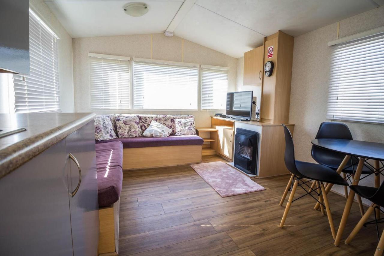فندق 6 Berth Caravan With Decking At Martello Beach Holiday Park In Essex Ref 29016Y كْلانكتون أون سي المظهر الخارجي الصورة