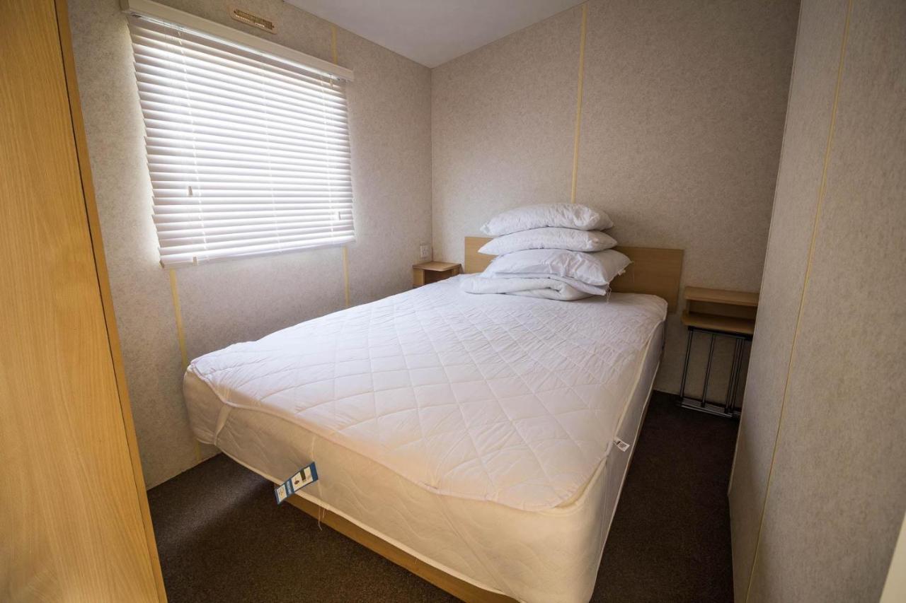فندق 6 Berth Caravan With Decking At Martello Beach Holiday Park In Essex Ref 29016Y كْلانكتون أون سي المظهر الخارجي الصورة